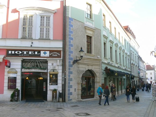 Bratislava, Michalská 2, vstup do pasáže Old City Hotel, vpravo cestička na Hlavné námestie, zdroj: bookwormsnest.eu