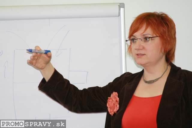 Zuzana Lajdová vedie ukážkovú hodinu tvorivého písania v Dome poznania Galanta, foto: Miloslav Ofúkaný