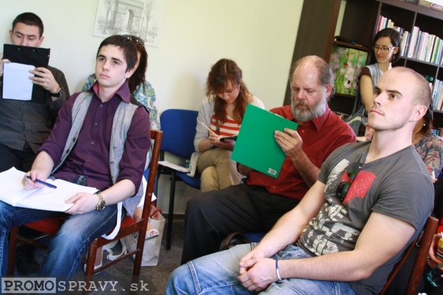 Účastníci ukážkovej hodiny tvorivého písania v Dome poznania Galanta, foto: Miloslav Ofúkaný