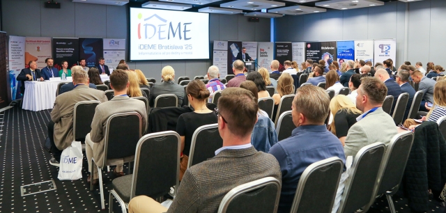 Pohľad na prednášateľov a účastníkov 16. ročníka konferencie iDEME