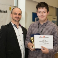 Vpravo Ondrej Vrábel – víťaz celoslovenskej súťaže Junior Internet v kategórii JuniorLEARN, foto: AMAVET