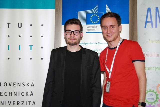 vľavo Vasil Hatala – víťaz JuniorDESIGN starší žiaci a absolútny víťaz súťaže Junior Internet 2017, zdroj obrázka: Miloslav Ofúkaný