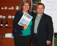 Katarína Čičmancová s knihou Divy Bratislavy a hlavný organizátor Toastmasters PR kampane Miloslav Ofúkaný, foto: Michal Matúšek