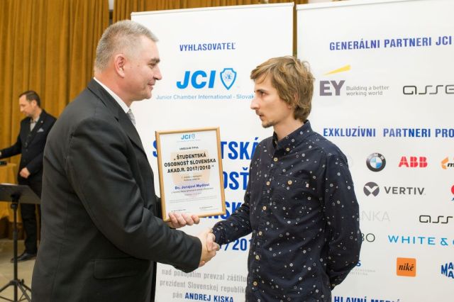 Marián Meško (Junior Chamber International – Slovakia) odovzdáva cenu Jurajovi Mydlovi, foto: Zuzana Halvoníková