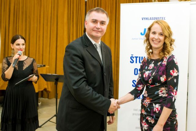 Marián Meško (Junior Chamber International – Slovakia) gratuluje absolutnej víťazke Silvii Schmidtovej, foto: Zuzana Halvoníková