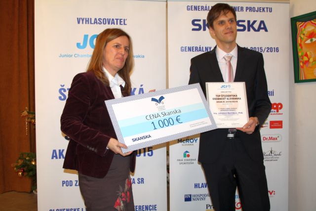 Magdaléna Dobišová odovzdáva cenu Skanska absolútnemu víťazovi súťaže Jakubovi Berčíkovi, foto: Miloslav Ofúkaný