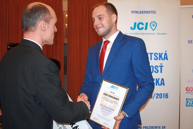 Jakub Prokeš (zástupca šefredaktorky denníka Pravda) odovzdáva Cenu verejnosti Jozefovi Lukáčovi, foto: Miloslav Ofúkaný