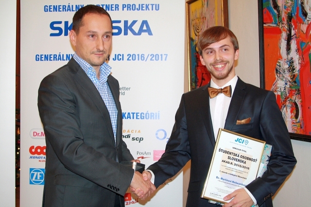 Tomáš Preček – partner spoločnosti EY blahoželá Martinovi Nebesníkovi, foto: Miloslav Ofúkaný
