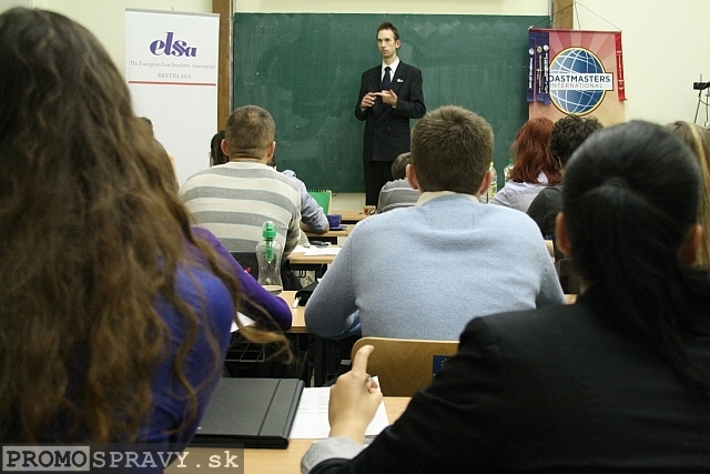 Vlastislav Šupina (pokladník klubu Slovenskí Toastmasters) s pripravenou rečou, foto: Miloslav Ofúkaný