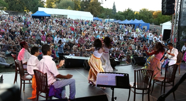 Atmosféra na festivale Cigánsky Bašavel dňa 29. augusta 2012 na hrade Červený Kameň, zdroj: ciganskybasavel.sk